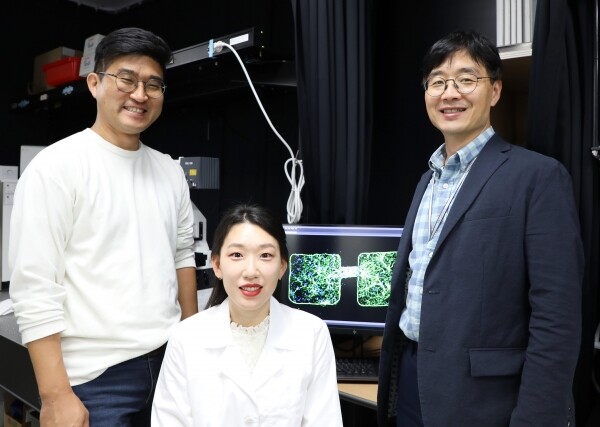 DGIST 로봇공학전공 최홍수 교수(오른쪽), 제1저자 김은희 박사과정생(가운데), DGIST-ETH 마이크로로봇 연구센터 김진영 선임연구원 모습