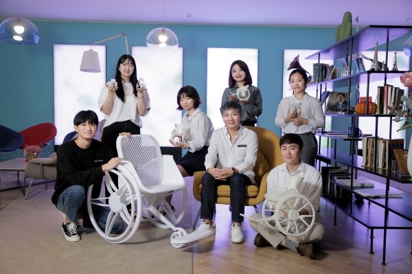 UNIST 정연우 디자인학과 교수팀이 ‘미국 IDEA(International Design Exellence Award) 2020’에서 휠체어 디자인 컨셉 ‘오로 플럼(Oro Plume)’으로 본상을 수상했다. 오로 플럼(Oro Plume)을 디자인 한 정연우 교수팀. (사진=UNIST 제공)