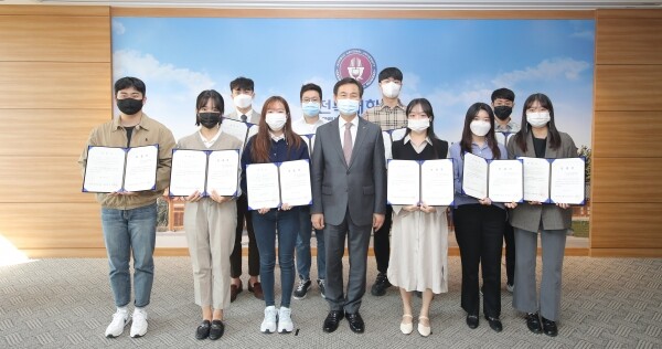 전북대가 6일 오후 총장실에서 마련한 핵심인재 인증서 수여식.