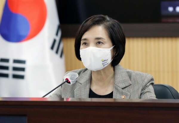 유은혜 부총리 겸 교육부장관이 8일 정부서울청사 별관 국제회의실에서 15개 정책중점연구소 소장들과의 협의회에 참석한다. 사진은 9월 23일 정부세종청사에서 진행된 제16차 사회관계장관회의에 참석해 발언하고 있는 모습.(사진: 교육부 제공)