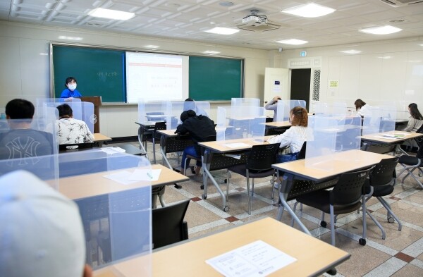 중원대학교 한국어학당은 8일 한글 창제 574돌 한글날을 맞아 교내에서 ‘제1회 외국 유학생 중원 한글 백일장’ 대회를 개최했다. (사진=중원대 제공)
