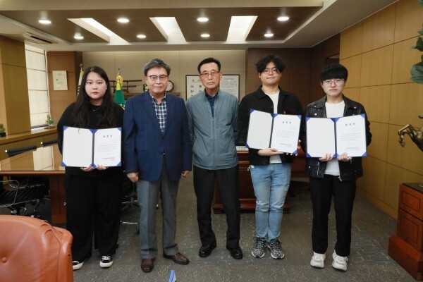 신성대는 8일 심폐소생술로 생명을 구한 신성대 학생들을 치하했다. 왼쪽부터 황유나 씨, 김병묵 총장, 손 모씨, 이준희 씨, 김태윤 씨