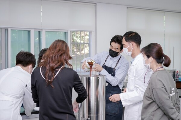 서울과학기술대학교가 지난 7일 교내 창조관 206호에서 노원구 지역 주민을 대상으로 수제맥주 양조과정 교육을 진행했다. 서울과기대 수제맥주 양조과정 교육 모습. (사진=서울과기대 제공)