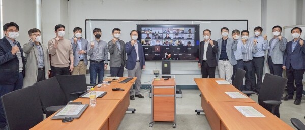 인하대 인공지능융합센터가 지난 7일 개최한 워크숍에서 참석자들이 기념촬영을 하고 있다. (사진=인하대 제공)