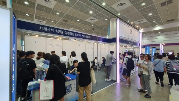 정부의 대학 교육예산 지원이 서울 명문대에 편중돼 있고, 4년제 대학과 전문대학간 공교육비 지원 금액도 큰 차이를 보이는 것으로 드러났다. 전체 고등교육 재정의 10%가 전체 대학생 수의 4%에 불과한 서울대, 고려대, 연세대 등 3개 대학 교육예산 지원에 사용되고 있었고, 전문대 학생 1인당 공교육비가 국내 초등학생 1인당 교육비의 절반 수준인 것으로 확인됐다. 사진은 지난 해 열린 수시 입학정보박람회 서울대 부스 모습.