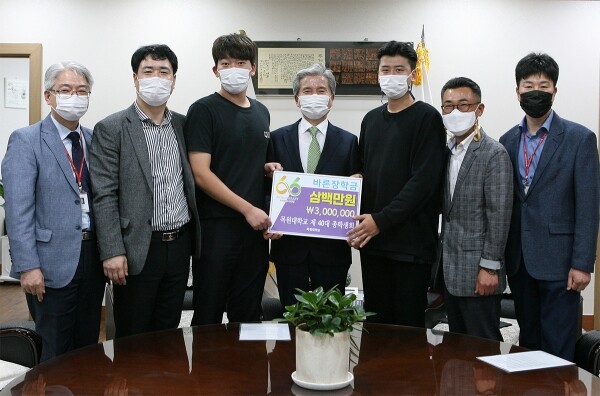 12일 목원대 총장실에서 열린 총학생회의 장학금 전달식에서 대학·총학생회 관계자들이 기념촬영을 하고 있다. (사진=목원대 제공)