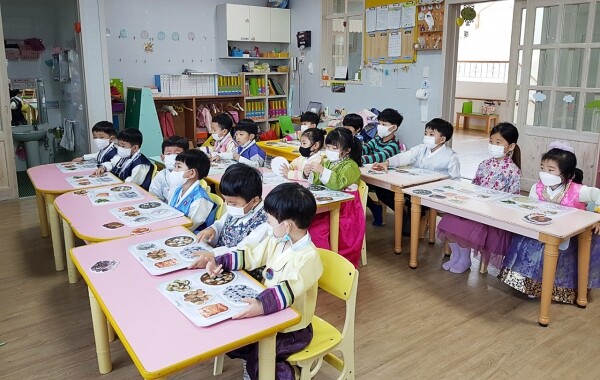 경북 칠곡군 어린이들이 대구한의대 칠곡군어린이급식관리지원센터가 마련한 비대면 식문화 교육을 받고 있다. (사진=대구한의대 제공)