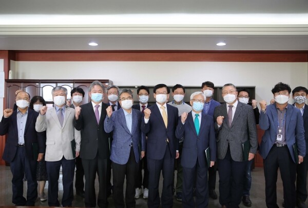 12일 출범한 건양대 개교 30주년 기념위원회 단체사진. 앞줄 오른쪽 세 번째가 김승종 위원장, 네 번째가 이원묵 총장