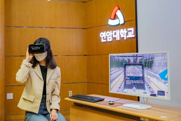 지난 12일 연암대 VR 시연회에서 VR을 체험하고 있는 학생 모습