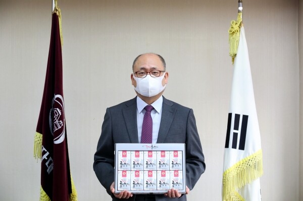 덕성여대 김진우 총장직무대리가 핸드인핸드 캠페인에 동참 후 사회적경제기업 제품을 들고 기념사진을 촬영하고 있다. (사진=덕성여대 제공)