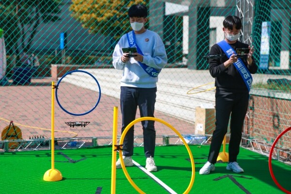 대구가톨릭대가 개최한 ‘제2회 DCU 소프트웨어 대전’에서 참가 학생들이 드론 날리기 체험을 하고 있다. (사진=대구가톨릭대 제공)