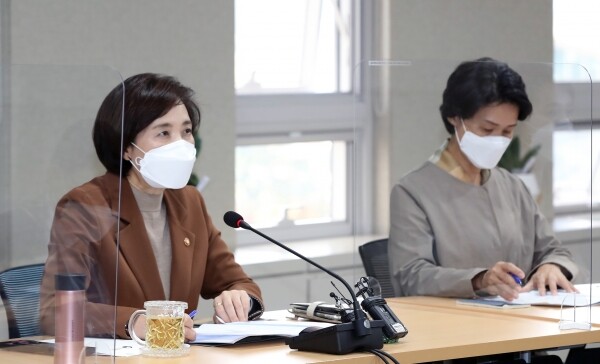 은혜 부총리 겸 교육부 장관이 13일 오후 정부세종청사에서 열린 교육신뢰회복추진단 회의에서 모두발언을 하고 있다. (사진=교육부 제공)