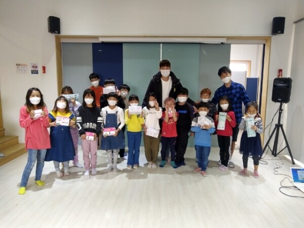 청운대 '거침없는 녀석'팀이 충남 홍성군 지역아동센터에 마스크를 기부한 후 아이들과 사진을 촬영하고 있다. (사진=청운대 제공)