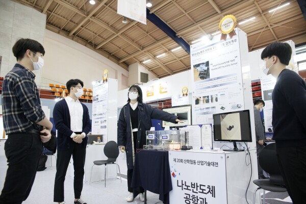 산업통상자원부 장관상을 수상한 나노반도체공학과 학생팀이 수상작품을 설명하고 있다.