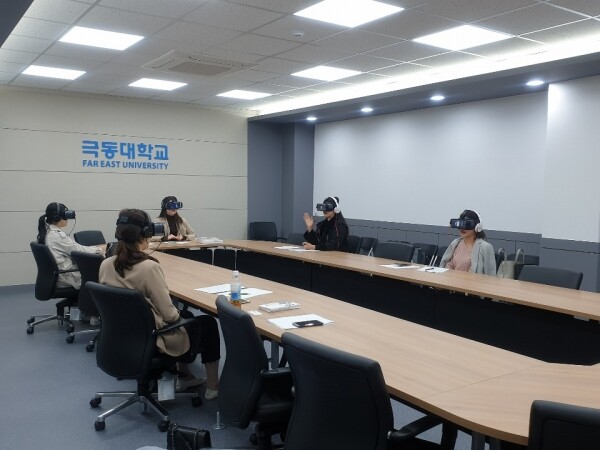극동대학교가 재학생 대상 비대면 면접 지원 프로그램인 ‘VR(가상현실) 기기를 활용한 가상 모의 면접 프로그램’을 제공, 코로나19 시대 속 취업 대비의 돌파구를 마련하고 있다. ‘VR 면접실’을 이용한 모의면접 훈련 모습. (사진=극동대 제공)