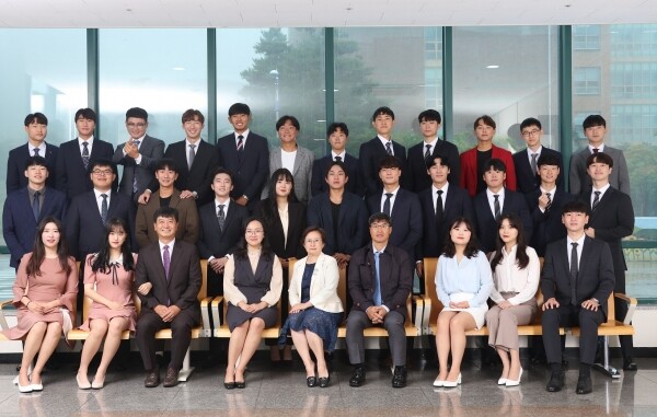 강원대학교 보건과학대학 응급구조학과 졸업생들이 이번 10월 강원도 소방공무원 채용시험에서 2020년 졸업생 10명 포함 총 17명, 2021년 2월 졸업예정자 2명이 합격해 총 19명(남자 13명, 여자 6명)이 최종 합격했다.