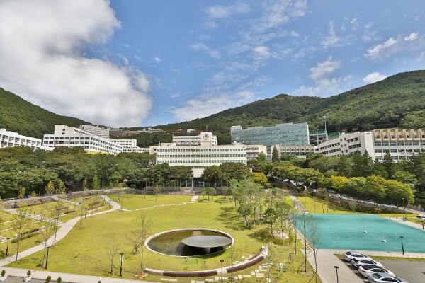 동아대학교 일반대학원이 2021학년도 전기 석·박사 학위과정 신입생을 모집한다. 동아대 승학캠퍼스 전경. (사진=동아대 제공)