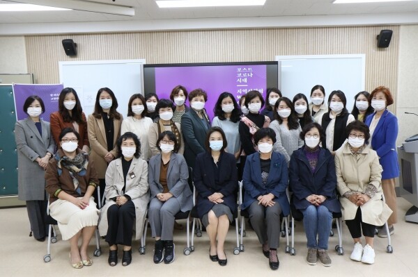 충북대학교 생활과학대학이 10월 15일부터 11월 12일까지 매주 목요일 오후 4시부터 생활과학대학(N18동) 218호에서 지역민의 삶의 질 향상과 지역 문제 해결을 위한 지역리더들의 네트워크형성을 위해 ‘포스트코로나 시대 지역사회의 Well-life 와 여성’을 주제로 탑 리더스 교양강좌를 진행한다. (사진=충북대 제공)