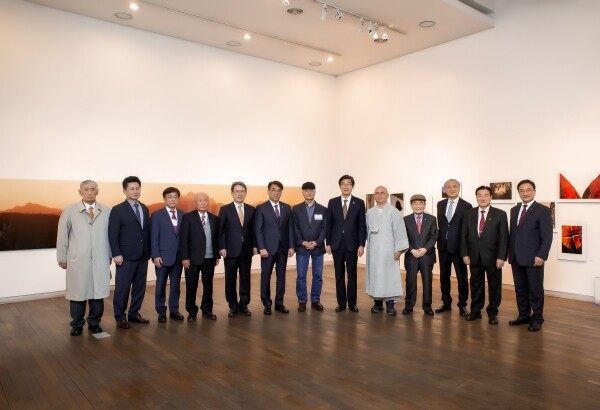 한신대 개교 80주년 기념 전민조 작가 사진전 ‘인수봉 얼굴’ 오프닝 행사에 참석한 주요 내빈들이 기념사진을 촬영하고 있다.