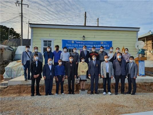 전북 고창군의 어려운 이웃에게 기부한 목조주택 준공식에서 전북대 한옥인력양성사업단 관계자들이 기념촬영하고 있다.