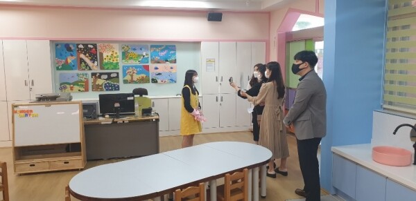 경주여자정보고등학교 학생들이 동국대가 마련한 ‘2020 특성화고 Gift-up 온라인 진로체험’ 프로그램에서 진로 체험을 온라인으로 진행하고 있다. (사진=동국대 제공)