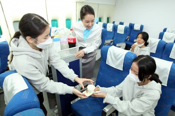 광주대학교가 지역 중·고교생을 대상으로 ‘지역 유관기관과 학생 협업 프로그램’을 운영하는 가운데 지난 16일 학교 전산관에 마련된 항공서비스학과 실습실에서 임곡중학교 15명의 학생이 참여하는 승무원 체험 교실을 진행했다. (사진=광주대 제공)