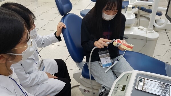 경동대는 '대학연계 진로선택 지원사업' 일환으로 17개 고교 학생 126명을 대상으로 진로 및 직업 탐색 기회를 제공하는 프로그램을 가졌다. 사진은 치위생학과 실습실 프로그램 모습.