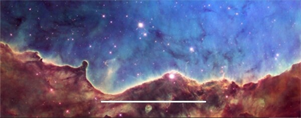 카리나 성운의 별 탄생 영역 NGC 3324. 태어난 무거운 별들이 강한 자외선 빛을 비추어 분자구름을 깎아내고, 분자구름의 산소동위원소 분포를 변화시킨다. 흰 가로선 축척은 5광년 또는 태양-지구 거리의 30만배(300,000 AU)에 해당한다. (사진 출처: NASA, ESA, Hubble Heritage Team, 경희대 제공)