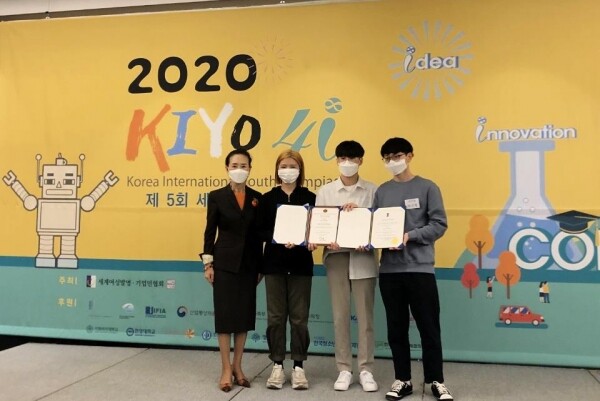 세계청소년올림피아드 발명상을 수상한  '유레카' 소속 학생팀
