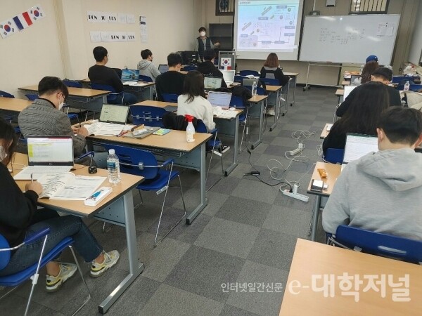 충북대 학생들이 대학일자리센터가 지난 22~23일 마련한&nbsp;‘엑셀데이터 분석 2(3)급 자격 과정’에서 교육을 받고 있다. (사진=충북대 제공)