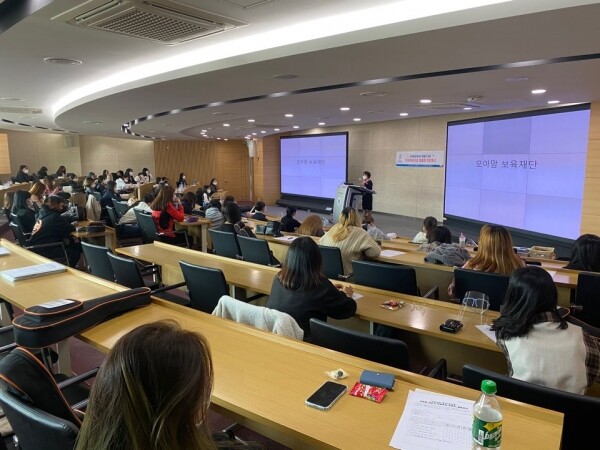 경복대학교 아동상담보육과는 지난 19일 남양캠퍼스 우당관 국제회의실에서 모아맘 보육재단 채혜선 대표를 초청해 특강을 진행하고, 100% 취업보장형 주문식교육의 향후 개선방안에 대한 소통의 시간을 가졌다. (사진=경복대 제공)