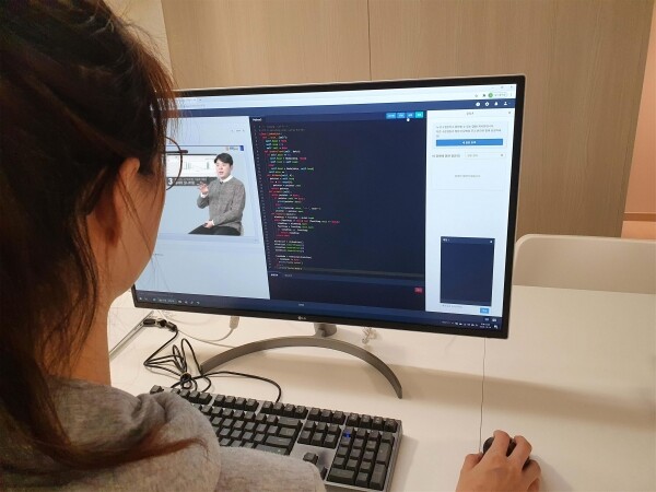 한국기술교육대 재학생이 AI/SW 교육플랫폼을 통해 실습수업을 받고 있다.