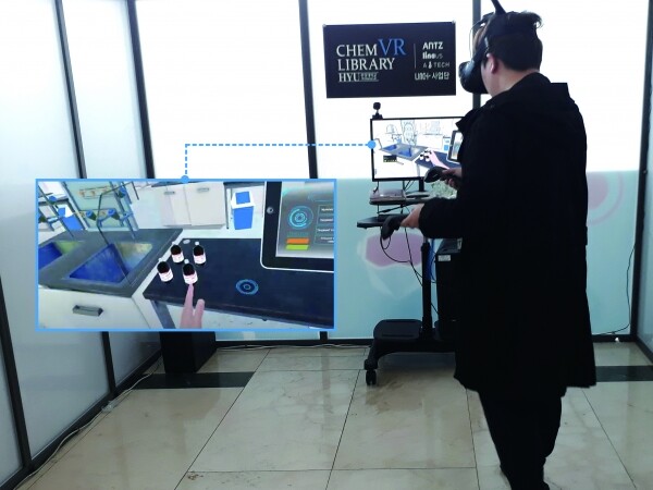 VR 기초 화학실험 교육을 받고 있는 학생