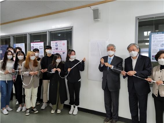 지난 23일 진행된 혁신지원사업 ‘특성화집중육성학부∙학과 육성’ 프로그램 지정 세 개 학부∙전공 현판식 현장.