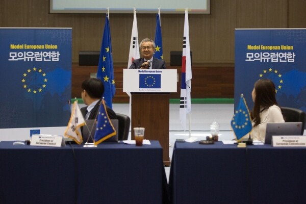 2019년 5월 23일 한국외대 오바마홀에서 열린 2019 모의 유럽연합에서 인사말을 하고 있는 한국외대 장모네 EU센터장 김시홍 교수. (사진=한국외대 제공)