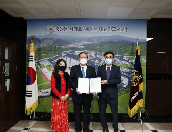 중원대학교 의료공학과에 재학중인 조일영(20학번) 씨의 부모 조동욱 씨가 지난 29일 중원대를 방문해 대학 발전기금 300만원을 기탁했다. (사진=중원대 제공)