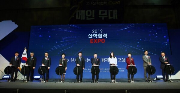 4년제 대학 산학협력단이 2019년 한 해 동안 거둔 연구수익은 총 4조 6,091억원으로 전년 대비 682억원 늘었다. 수탁교육・계약학과 운영 등에 쓴 교육운영비도 전년(5,678억원)보다 187억원 늘어난 5,865억원이었다. 한국사학진흥재단은 2019회계연도 국·공·사립대학 산학협력단 결산 자료를 분석한 ‘우리 대학 산학협력단 경쟁력은?’을 28일 대학재정알리미 홈페이지에 공개했다. 사진은 지난해 11월 열린 '2019 산학협력 EXPO' 개막식 모습.