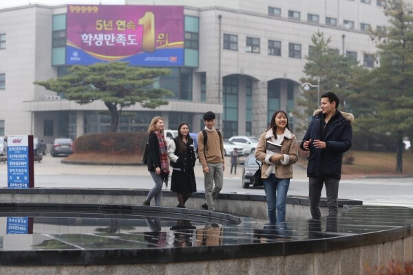 충북대학교가 4차 산업혁명 시대를 맞아 글로벌 시대를 선도할 우수인재 양성에 앞장서고 있다. 충북대는 오는 11월 20일(금)까지 제29회 해외유학장학생을 선발한다. (사진=충북대 제공)