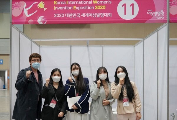 세계여성발명대회 경일대 부스에서 기념촬영하는 입상자들(좌측부터 김우재 지도교수, 김은진, 한현주, 김정연, 서미주 씨).