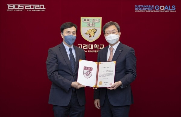 30일 고려대 본관에서 열린 ‘이원다이애그노믹스-피엘케이스트레티지 정보보호연구원 사이버리질리언스연구센터 발전기금 기부약정식 모습. ’박철민 피엘케이스트레티지(주)대표(좌)와 정진택 고려대 총장.