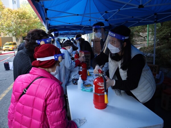 동의대학교는 10월 31일부터 개금종합사회복지관과 개금3동 BMC아파트 일원에서 대학과 복지관, 소방서가 함께하는 전공연계 봉사 활동인 ‘2020 동의동락(同意同樂) 프로젝트’를 진행했다. (사진=동의대 제공)
