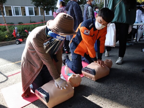 동의대학교는 10월 31일부터 개금종합사회복지관과 개금3동 BMC아파트 일원에서 대학과 복지관, 소방서가 함께하는 전공연계 봉사 활동인 ‘2020 동의동락(同意同樂) 프로젝트’를 진행했다. (사진=동의대 제공)