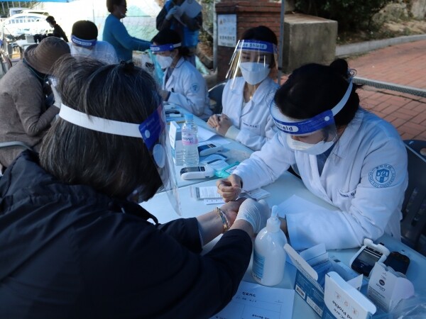 동의대학교는 10월 31일부터 개금종합사회복지관과 개금3동 BMC아파트 일원에서 대학과 복지관, 소방서가 함께하는 전공연계 봉사 활동인 ‘2020 동의동락(同意同樂) 프로젝트’를 진행했다. (사진=동의대 제공)
