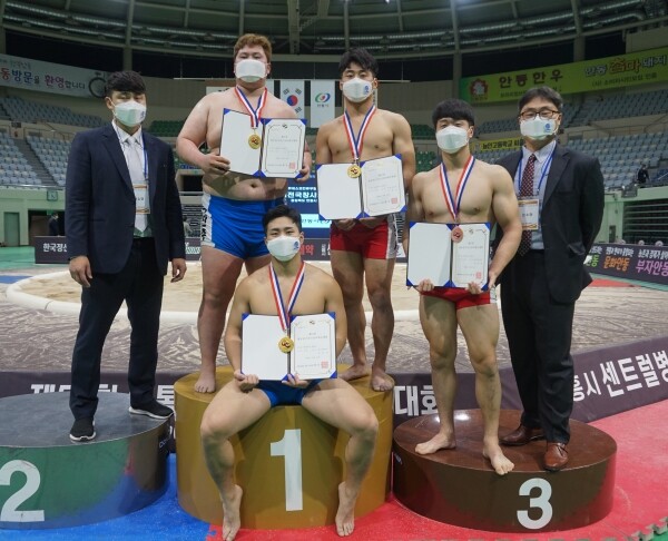 ‘제57회 대통령기전국장사씨름대회’에서 3체급을 석권한 영남대 씨름부(위 왼쪽부터 이용호 코치, 박찬주·이현서·정태환 선수, 허용 감독, 아래 정종진 선수). 사진=(사)대한씨름협회 제공