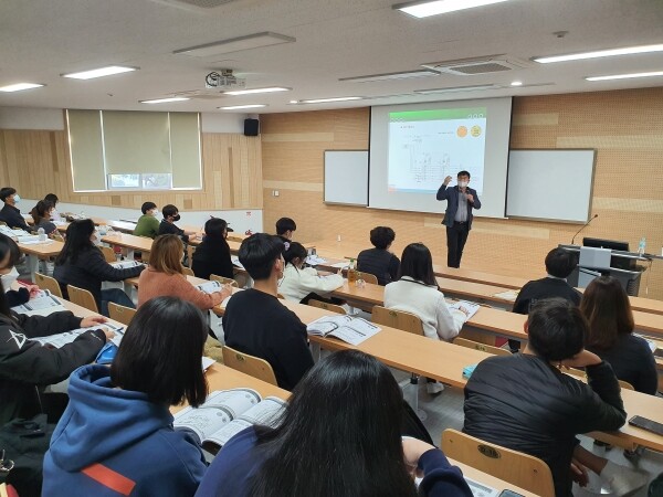 지난 2일 안동대 대학일자리센터 세미나실에서 진행된 ‘제약 GMP 이해와 품질관리 직무교육’ 현장. 사진=안동대 제공