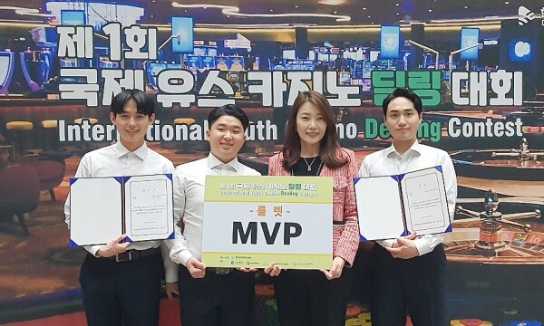 영남이공대학교 관광계열 카지노 & Surveillance 전공 학생들이 국제 유스 카지노 딜링 대회에서 은상을 수상했다. (좌측부터 권희준, 김무건 씨, 김현주 지도교수, 조두환 씨). 김무건 씨는 룰렛 분야에서 MVP도 수상했다. (사진=영남이공대 제공)