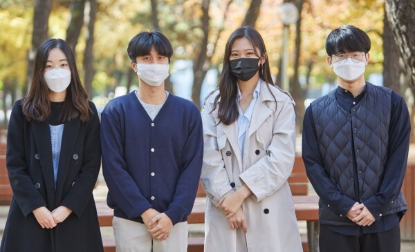 '인하 더 배움' 참여 후기 공모전에 당선된 (사진 왼쪽부터)영어교육과 승현정, 신소재공학과 김철휘, 행정학과 이세현, 전기공학과 정철희 씨.