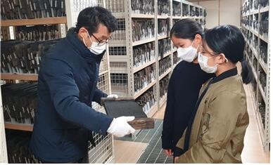 전북대학교 박물관이 사회적 문화체험 활성화를 위해 박물관 전시실을 개방하고 ‘열려라 수장고’ 프로그램을 다시 운영한다. 전북대 박물관 관람 모습. (사진=전북대 제공)