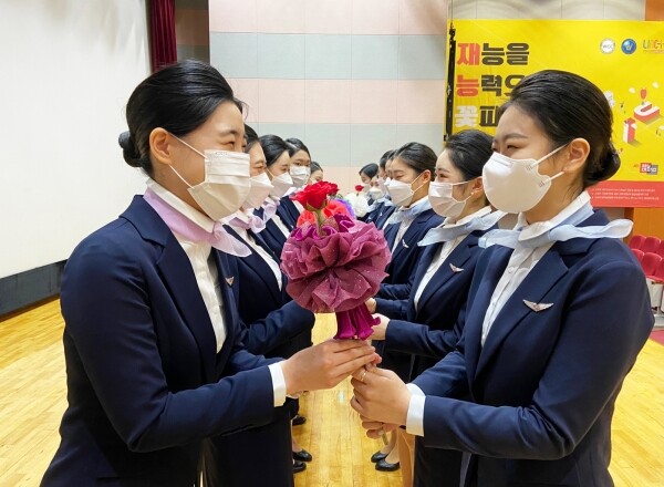 2학년 짝선배들이 1학년 짝후배 학생들의 가슴에 윙을 달아주고 있다. 사진=인천재능대 제공