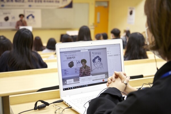 한성대 학술정보관이 장강명 작가를 초청해 마련한 ‘스낵 정보의 시대, 읽고 쓰는 삶을 향하여’ 주제 온·오프라인 ‘저자와의 만남’ 모습.